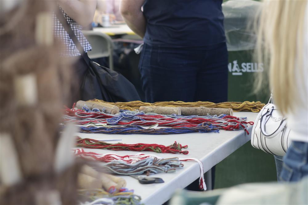 På festivalen kunne man lage armbånd ved å slingre. Slingring er en gammel teknikk for å flette. - Klikk for stort bilde