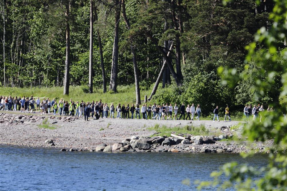 Elever og lærere på vei mot festivalen på Karljohansvern. - Klikk for stort bilde