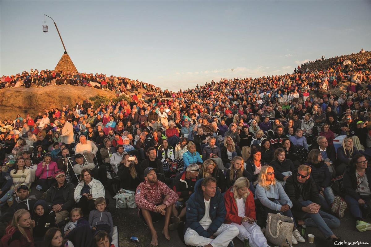 Publikum på soloppgangkonserten på Verdens Ende - Klikk for stort bilde