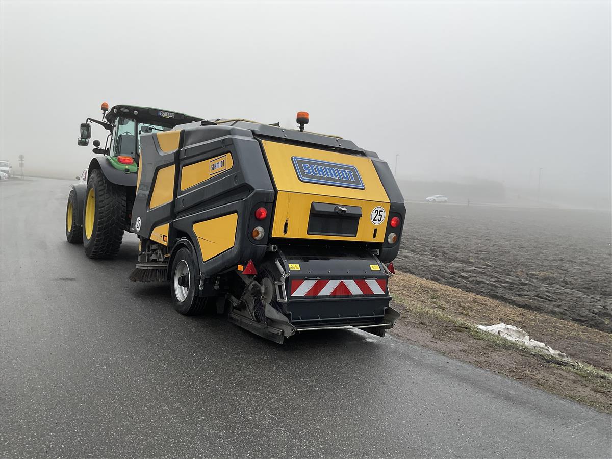 Traktor med slepefeier. Foto. - Klikk for stort bilde