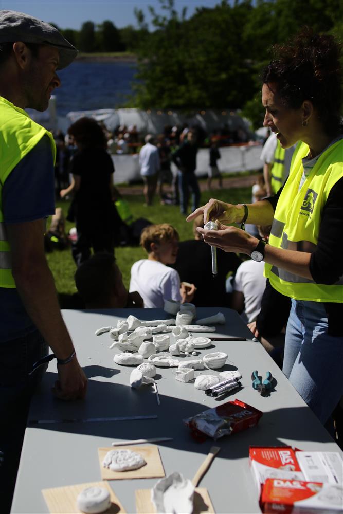 Det var også verksted med leire på festivalen. - Klikk for stort bilde