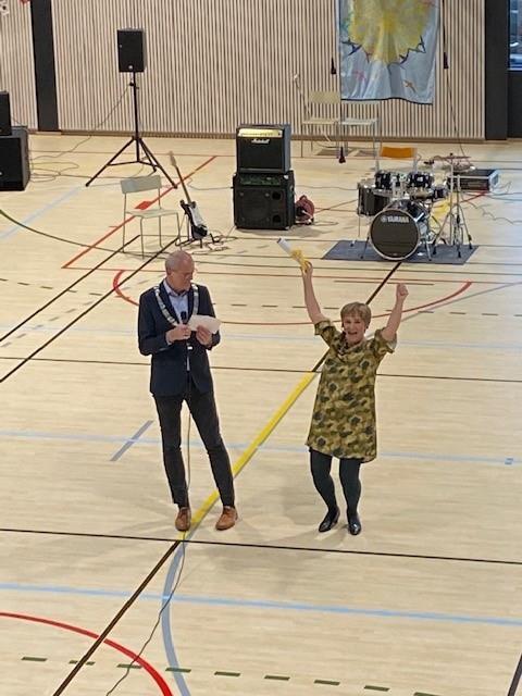 Ordfører Jon Sanness Andersen og rektor Lill Kristin Høier Sandvik - Klikk for stort bilde