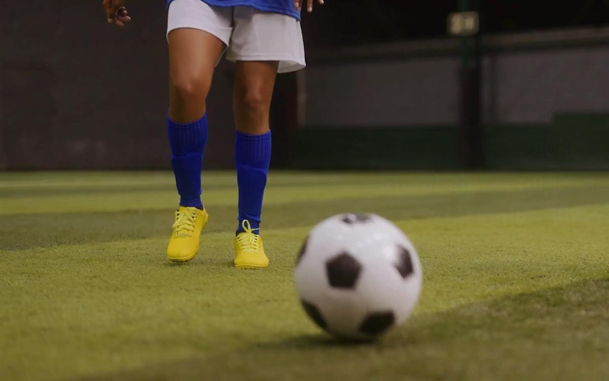 Gutt som sparker en fotball. - Klikk for stort bilde