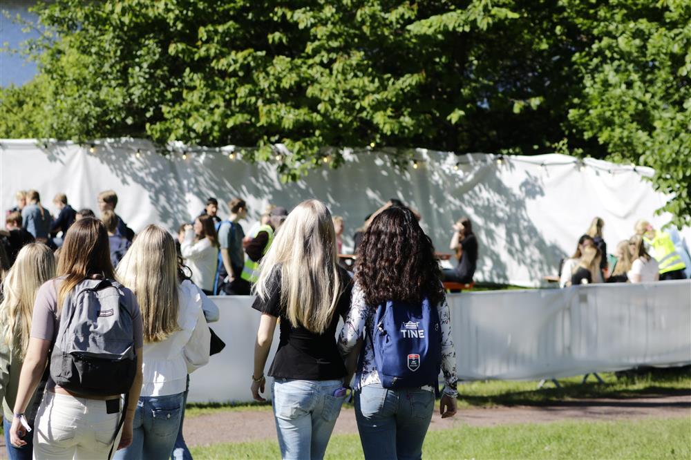 Ungdommene strømmet på da festivalen åpnet. - Klikk for stort bilde