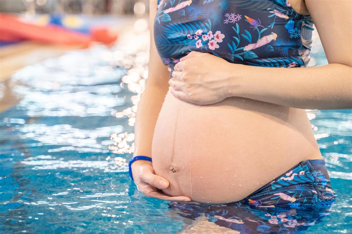 Gravid person som står i et basseng - Klikk for stort bilde