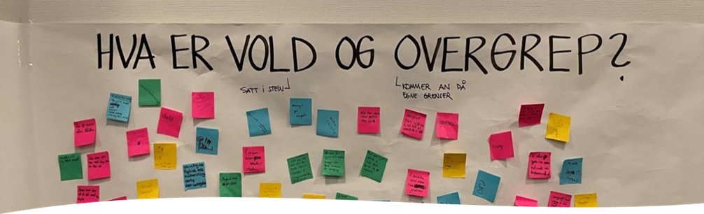 Bilde av en plakat med mange post-it-lapper på. Overskriften er hva er vold og overgrep? - Klikk for stort bilde