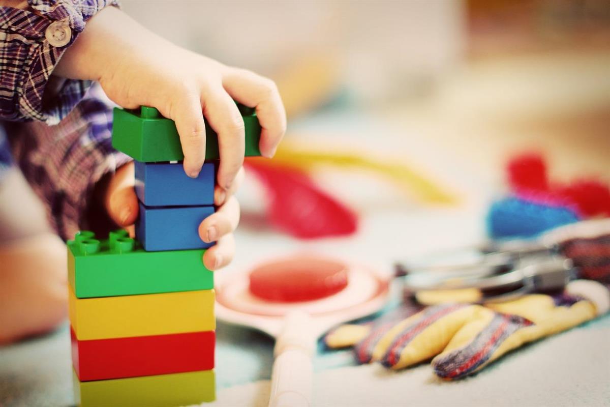 Barn som leker med duplo. Foto. - Klikk for stort bilde