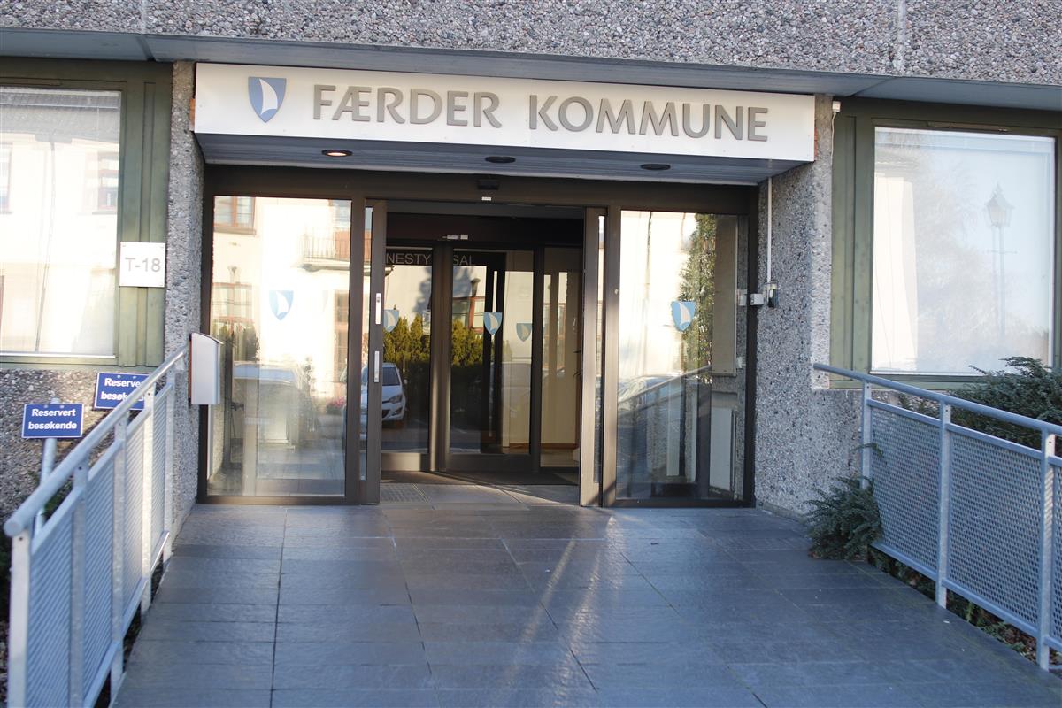 Inngangspartiet til kommunestyresalen. Foto. - Klikk for stort bilde